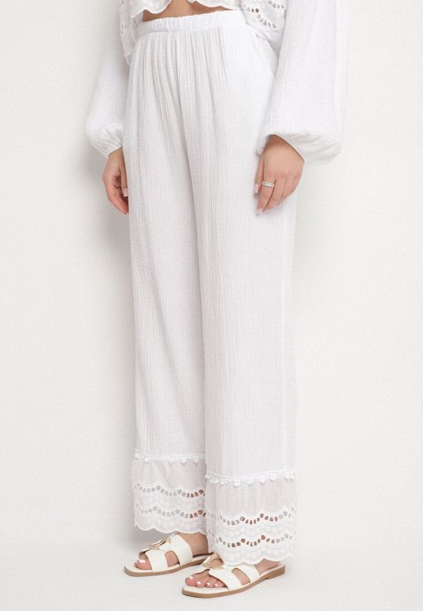 Born2be - Biały Bawełniany Komplet z Ażurowymi Zdobieniami Wiązana Bluzka i Spodnie Savurielle. Kolor: biały. Materiał: bawełna. Wzór: ażurowy, aplikacja