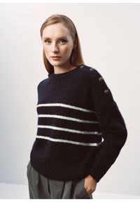 Ochnik - Granatowy sweter damski w paski. Kolor: niebieski. Materiał: materiał. Wzór: paski