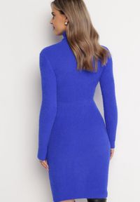 Born2be - Granatowa Sweterkowa Puchata Sukienka Midi z Wełny z Golfem Sebhat. Typ kołnierza: golf. Kolor: niebieski. Materiał: wełna. Długość: midi #4
