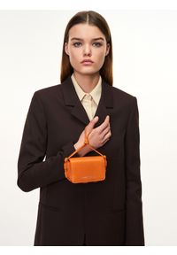 Kazar - Pomarańczowa torebka damska. Kolor: pomarańczowy. Wzór: gładki, aplikacja. Materiał: skórzane. Rozmiar: małe. Styl: casual, klasyczny #7