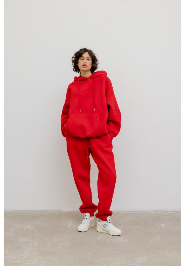 Marsala - Spodnie typu jogger w kolorze INTENSE RED - AUSTIN-XL. Stan: podwyższony. Materiał: dresówka, bawełna, dzianina, poliester. Wzór: haft. Styl: elegancki