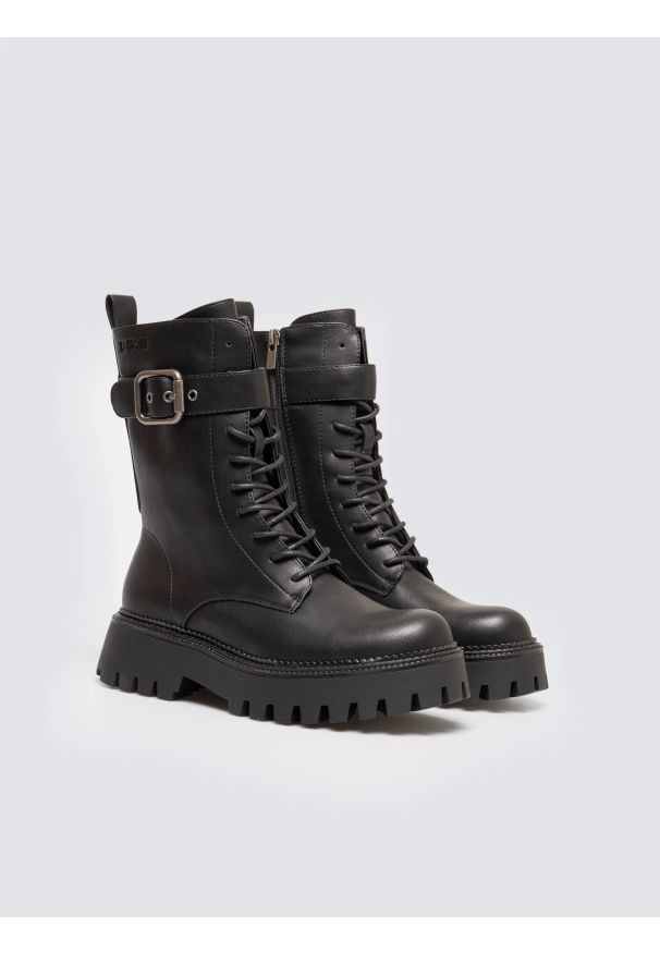 Big-Star - Trapery damskie ze skóry ekologicznej czarne OO274137 906. Okazja: na co dzień. Zapięcie: klamry. Kolor: czarny. Materiał: skóra ekologiczna. Szerokość cholewki: normalna. Styl: casual, elegancki, klasyczny