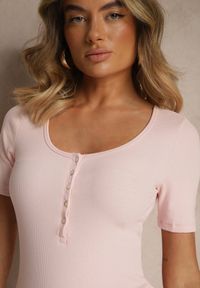 Renee - Różowy Bawełniany T-shirt Prążkowany z Guzikami Florvivi. Kolor: różowy. Materiał: bawełna, prążkowany. Sezon: lato #5