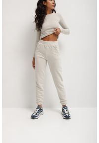 Marsala - Spodnie dresowe typu jogger z efektem melanżu w kolorze PLATIN GREY - DISPLAY-XL. Stan: podwyższony. Materiał: dresówka. Wzór: melanż. Styl: elegancki