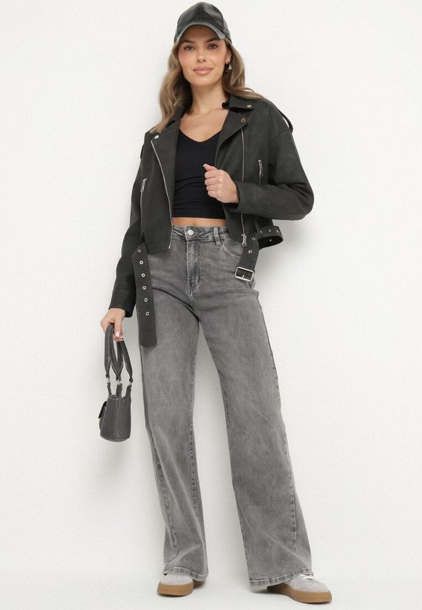 Born2be - Czarna Kurtka Ramoneska z Ozdobnym Paskiem Sesanoria. Okazja: na co dzień. Kolor: czarny. Materiał: jeans. Długość rękawa: długi rękaw. Długość: krótkie. Styl: casual, elegancki, rockowy