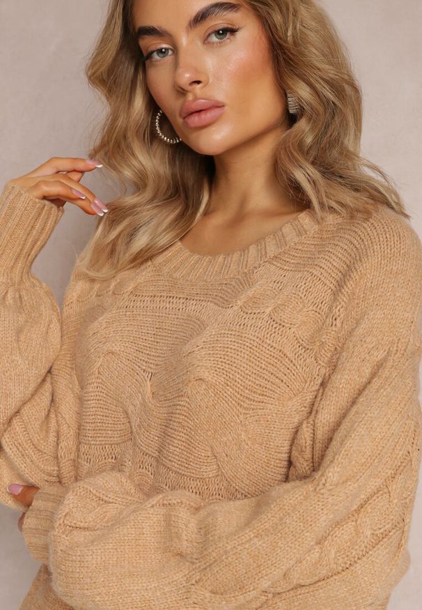 Renee - Beżowy Długi Sweter Oversize z Wypukłym Splotem All Over Somet. Kolor: beżowy. Długość: długie. Wzór: ze splotem. Styl: elegancki