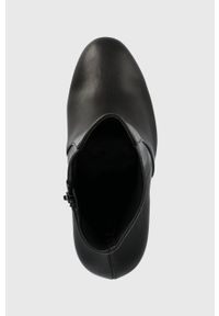 Aldo botki Ocomatha damskie kolor czarny na słupku 13658279.OCOMATHA. Nosek buta: okrągły. Kolor: czarny. Obcas: na słupku. Wysokość obcasa: średni #3