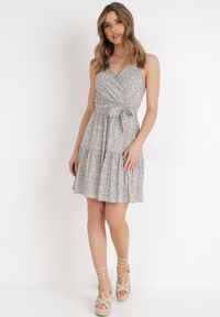 Born2be - Niebiesko-Żółta Sukienka Zotemus. Kolor: niebieski. Materiał: wiskoza, materiał. Długość rękawa: na ramiączkach. Wzór: aplikacja, kwiaty. Typ sukienki: kopertowe. Długość: mini #6