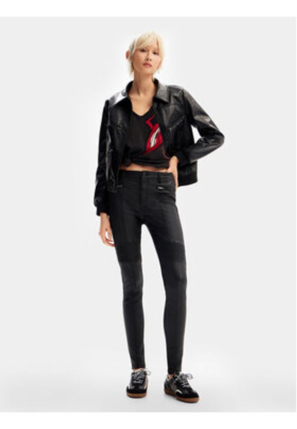 Desigual Spodnie z imitacji skóry Oslo 24SWPW26 Czarny Slim Fit. Kolor: czarny. Materiał: skóra