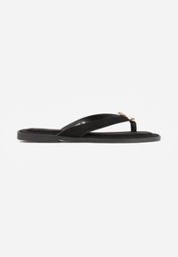Born2be - Czarne Japonki w Stylu Casual z Metaliczną Ozdobą Othrilis. Okazja: na co dzień. Kolor: czarny. Materiał: len. Wzór: aplikacja. Sezon: lato. Styl: casual #9