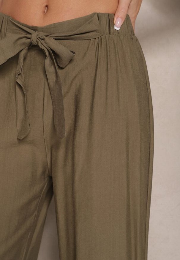 Renee - Ciemnozielone Spodnie z Wiskozy o Szerokim Kroju z Kokardą Ellioria. Okazja: na co dzień, na spacer. Kolor: zielony. Materiał: wiskoza. Styl: elegancki, casual