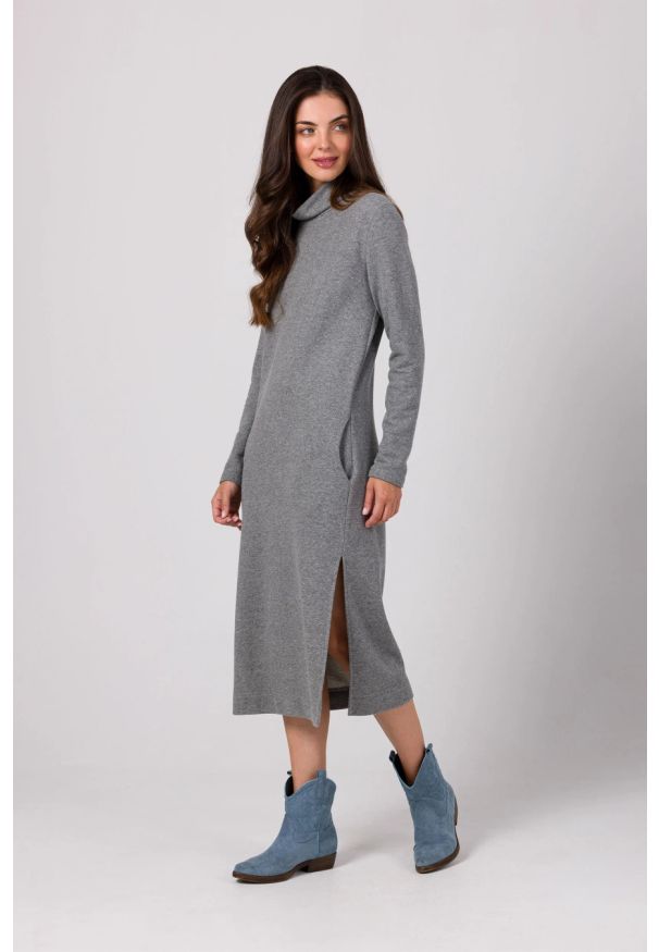 BeWear - Sukienka sportowa z półgolfem szara bawełniana dzianina. Kolor: szary. Materiał: dzianina, bawełna. Sezon: zima, jesień. Typ sukienki: sportowe. Styl: sportowy