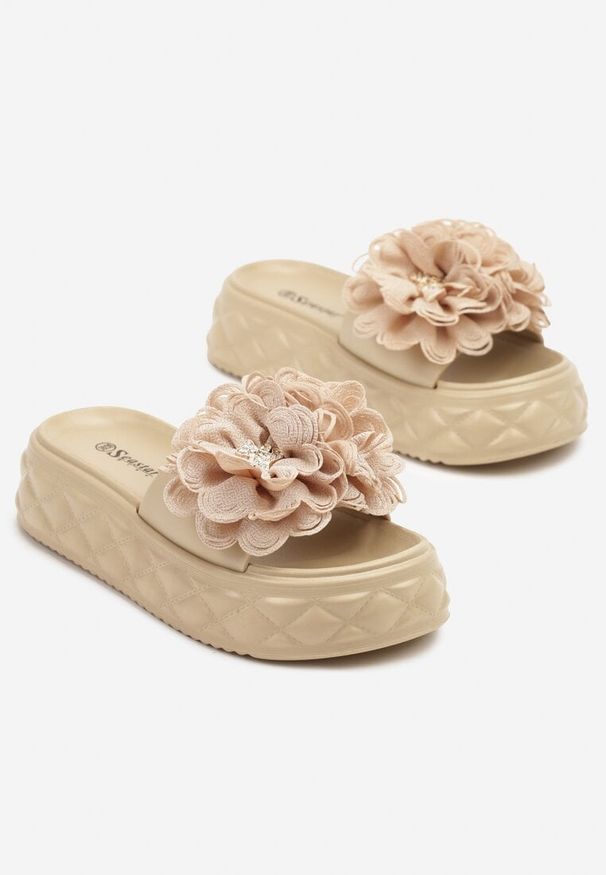 Born2be - Ciemnobeżowe Klapki na Grubej Pikowanej Podeszwie z Kwiatem 3D Santhiel. Okazja: na co dzień. Kolor: beżowy. Materiał: jeans. Wzór: kwiaty. Styl: klasyczny, elegancki, casual