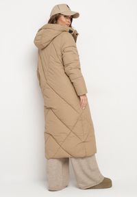 Born2be - Ciemnobeżowa Pikowana Kurtka o Długim Pudełkowym Kroju z Kapturem i Kieszeniami Attesina. Okazja: na co dzień. Typ kołnierza: kaptur. Kolor: beżowy. Materiał: wełna, jeans. Długość: długie. Sezon: zima. Styl: casual, elegancki, klasyczny #3