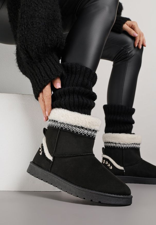 Born2be - Czarne Wsuwane Śniegowce Zdobione Futrem i Haftem Mevittia. Okazja: na co dzień. Zapięcie: bez zapięcia. Kolor: czarny. Materiał: futro. Wzór: aplikacja, haft. Sezon: zima. Styl: casual, elegancki
