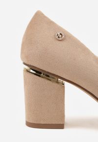 Renee - Ciemnobeżowe Czółenka na Słupku z Wkładką ze Skóry Naturalnej i Metaliczną Ozdobą Dynaste. Kolor: beżowy. Materiał: skóra. Wzór: aplikacja. Obcas: na słupku. Styl: elegancki #6