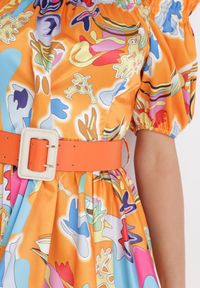 Born2be - Pomarańczowa Sukienka Satynowa Theophanthe. Okazja: na wesele, na ślub cywilny. Typ kołnierza: dekolt hiszpanka. Kolor: pomarańczowy. Materiał: satyna. Wzór: kolorowy, aplikacja. Długość: mini #6