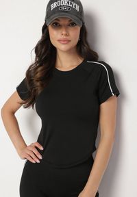 Born2be - Czarny Komplet Sportowy T-shirt i Szorty z Ozdobnym Lampasem Zorettia. Kolor: czarny. Materiał: jeans #4