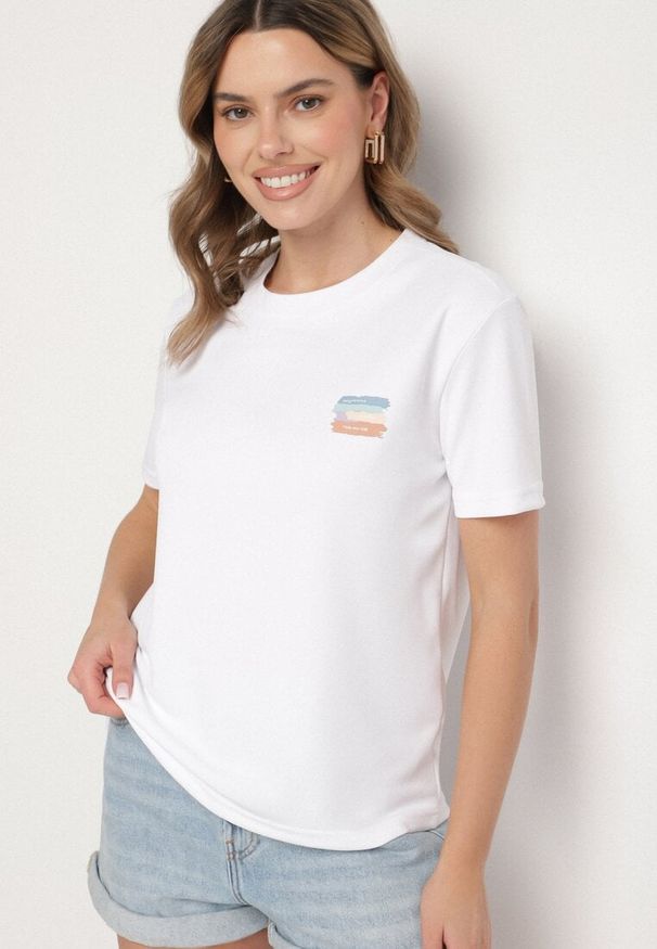 Born2be - Biały T-shirt z Małym Nadrukiem Tenalera. Okazja: na co dzień. Kolor: biały. Wzór: nadruk. Styl: klasyczny, casual, elegancki