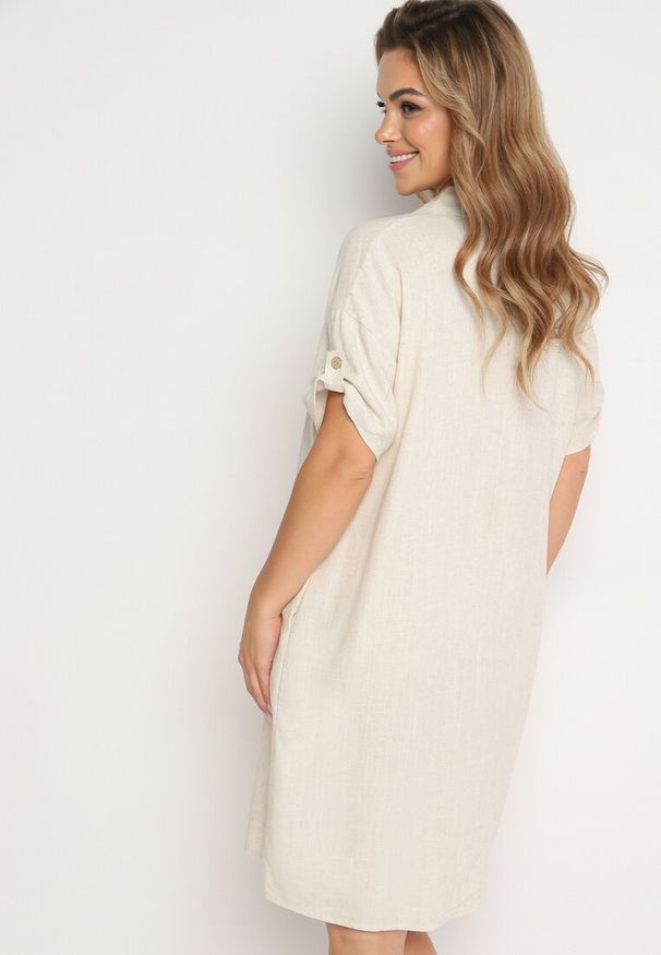 Born2be - Beżowa Pudełkowa Sukienka z Bawełny z Podwijanymi Rękawami Carinea. Okazja: na co dzień, do pracy, na spotkanie biznesowe. Typ kołnierza: dekolt w serek. Kolor: beżowy. Materiał: bawełna. Styl: biznesowy, klasyczny, casual, elegancki