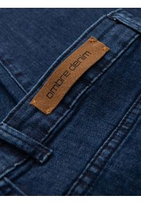 Ombre Clothing - Klasyczne spodnie męskie jeansy SLIM FIT z elastanem – ciemnoniebieskie V3 - Rozmiar: XXL. Kolor: niebieski. Materiał: jeans, elastan. Wzór: gładki, jednolity. Styl: klasyczny #3