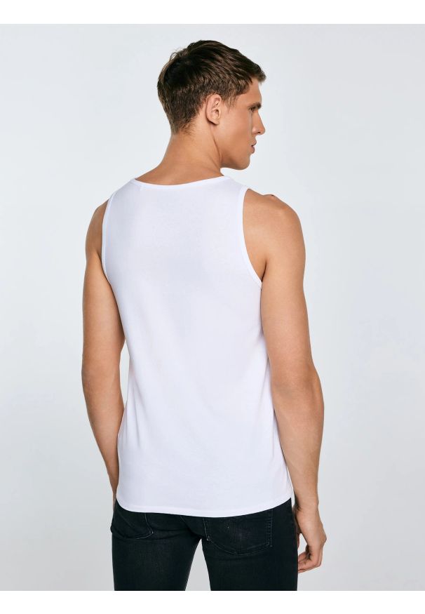 Big-Star - Koszulka męska slim bez rękawów biała Dero 101. Okazja: na co dzień. Kolor: biały. Długość rękawa: bez rękawów. Wzór: aplikacja. Styl: casual, klasyczny