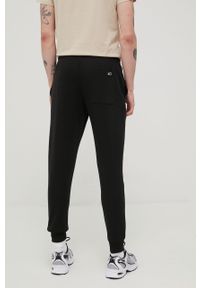 Tommy Jeans spodnie bawełniane męskie kolor czarny z nadrukiem. Kolor: czarny. Materiał: bawełna. Wzór: nadruk