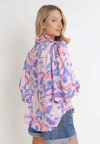 Born2be - Różowo-Fioletowa Koszula w Abstrakcyjny Kolorowy Wzór Gaetana. Typ kołnierza: kołnierzyk klasyczny. Kolor: różowy. Materiał: jeans. Wzór: kolorowy. Styl: klasyczny #4