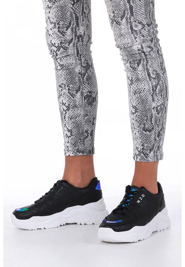 Casu - czarne buty sportowe sneakersy sznurowane z holograficznymi wstawkami casu 8071. Kolor: czarny. Materiał: skóra ekologiczna, materiał. Szerokość cholewki: normalna