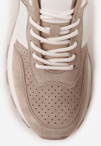 Renee - Beżowe Zamszowe Sneakersy na Podeszwie Chunky z Perforowaną Cholewką Cezarlina. Okazja: na co dzień. Kolor: beżowy. Materiał: zamsz. Szerokość cholewki: normalna #6