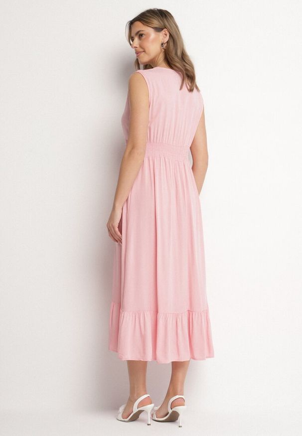 Born2be - Różowa Wiskozowa Sukienka o Kopertowym Kroju z Falbanką Uliria. Kolor: różowy. Materiał: wiskoza. Typ sukienki: kopertowe. Styl: elegancki