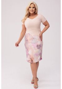 Moda Size Plus Iwanek - Łososiowa sukienka Elena z borderem w kwiatowy wzór XXL OVERSIZE WIOSNA. Kolor: różowy. Materiał: tkanina, elastan, poliester. Długość rękawa: krótki rękaw. Wzór: kwiaty. Sezon: wiosna. Typ sukienki: oversize. Styl: elegancki