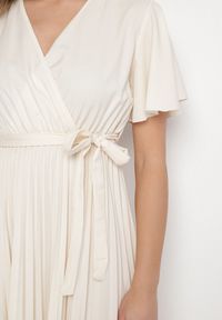 Born2be - Jasnobeżowa Sukienka Plisowana z Dekoltem w V z Paskiem w Talii Zolseki. Okazja: na co dzień. Kolor: beżowy. Styl: casual, klasyczny #5