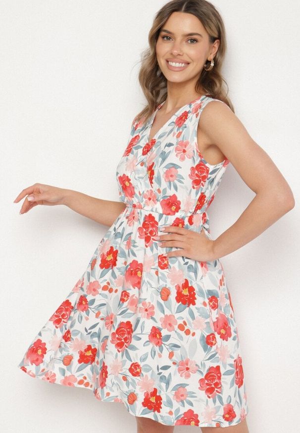 Born2be - Czerwona Kwiatowa Sukienka z Bawełną i Kopertowy Dekoltem Lumolisse. Okazja: na co dzień. Typ kołnierza: dekolt kopertowy. Kolor: czerwony. Materiał: bawełna. Wzór: kwiaty. Typ sukienki: kopertowe. Styl: elegancki, casual