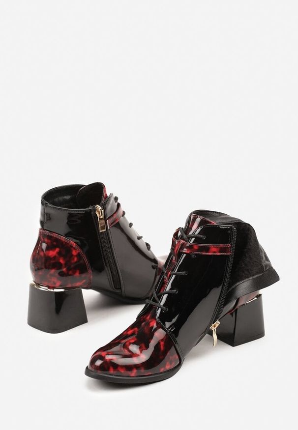 Renee - Czerwone Botki Vices Typu Trzewiki na Słupku z Lakierowanymi Wstawkami i Klamrą Madvira. Okazja: na spotkanie biznesowe, na co dzień. Zapięcie: klamry. Kolor: czerwony. Materiał: lakier. Obcas: na słupku. Styl: casual, biznesowy