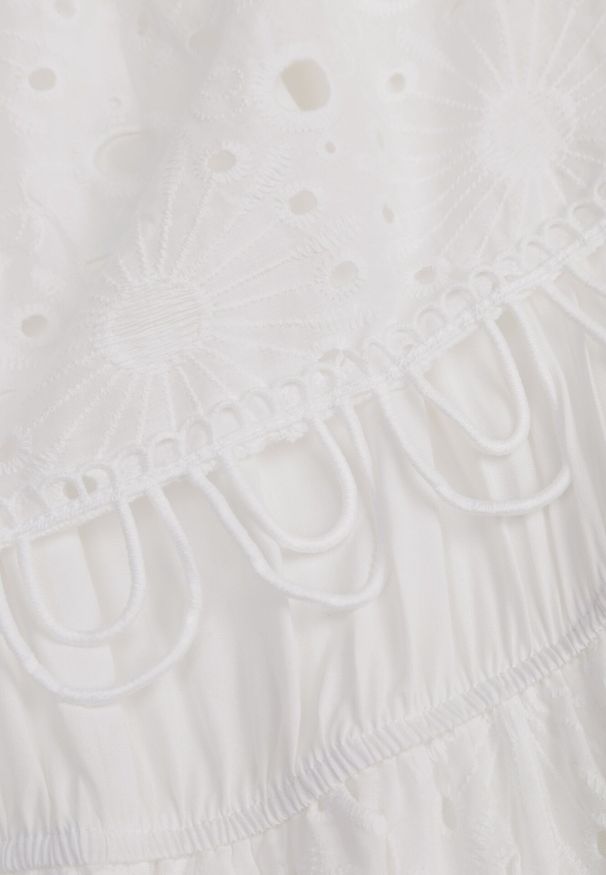 Born2be - Biała Bawełniana Sukienka Maxi w Stylu Boho Ozdobiona Ażurowym Haftem Hellvia. Typ kołnierza: dekolt hiszpanka. Kolor: biały. Materiał: bawełna. Wzór: aplikacja, ażurowy, haft. Typ sukienki: rozkloszowane. Styl: boho. Długość: maxi