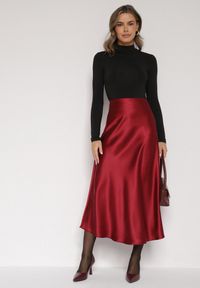 Born2be - Bordowa Rozkloszowana Midi Spódnica Satynowa Zapinana na Suwak z Gumką w Pasie Williwarne. Okazja: na co dzień, do pracy, na spotkanie biznesowe. Kolor: czerwony. Materiał: satyna. Styl: biznesowy, casual #4