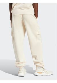 Adidas - adidas Spodnie dresowe Essentials IR5906 Beżowy Loose Fit. Kolor: beżowy. Materiał: bawełna