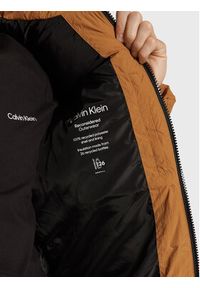 Calvin Klein Kurtka puchowa Crinkle K10K110336 Brązowy Regular Fit. Kolor: brązowy. Materiał: syntetyk #6