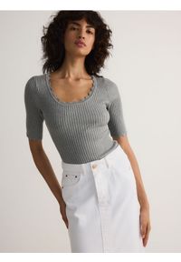 Reserved - Prążkowana bluzka z wiskozy - jasnoszary. Kolor: szary. Materiał: wiskoza, prążkowany #1
