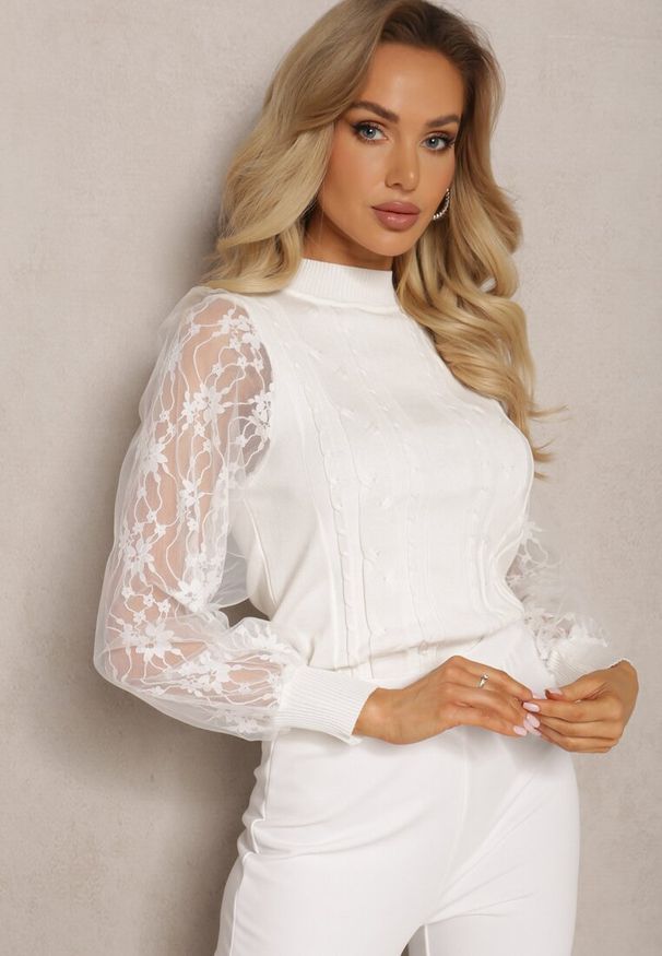 Renee - Biały Golf ze Wstawkami z Siateczki na Rękawach Yelira. Okazja: na co dzień. Typ kołnierza: golf. Kolor: biały. Materiał: jeans. Wzór: aplikacja. Styl: casual