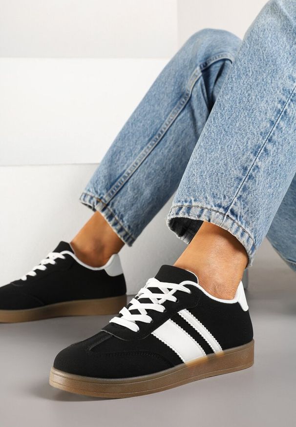 Born2be - Czarne Sneakersy Tenisówki z Geometrycznymi Paskami Amolita. Okazja: na co dzień. Zapięcie: pasek. Kolor: czarny. Materiał: jeans. Wzór: geometria