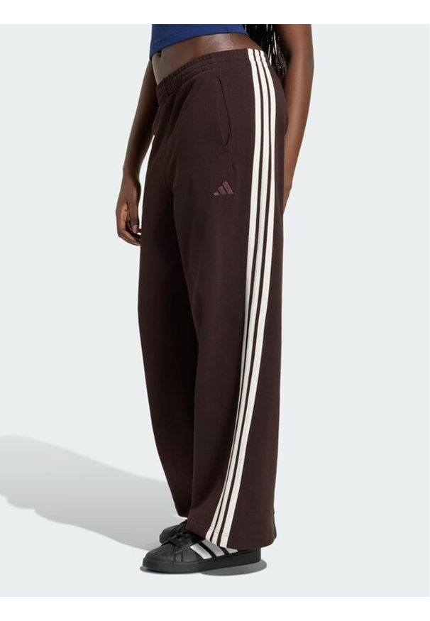 Adidas - adidas Spodnie dresowe 3-Stripes KW7703 Brązowy ciemny Wide Leg. Kolor: brązowy. Materiał: bawełna