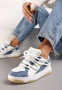 Renee - Niebiesko-Białe Sneakersy z Ozdobnymi Sznurówkami na Niskiej Platformie z Perforacją Dearias. Kolor: niebieski. Materiał: jeans, dresówka. Obcas: na platformie #1