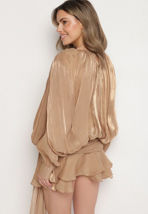 Born2be - Brązowa Sukienka o Bufiastym Kroju z Falbanami Trenem i Wiązaniem Lunalina. Kolor: brązowy. Styl: klasyczny, elegancki