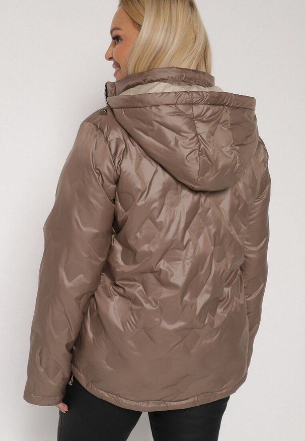 Born2be - Brązowa Kurtka Dwustronna z Odpinanym Kapturem Frolbia. Okazja: na co dzień. Kolor: brązowy. Materiał: jeans. Wzór: gładki. Styl: klasyczny, casual, elegancki