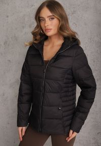 Renee - Czarna Pikowana Kurtka Przejściowa z Kapturem Learithra. Typ kołnierza: kaptur. Kolor: czarny. Materiał: jeans, nylon. Wzór: geometria. Styl: street #3