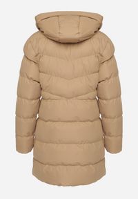 Born2be - Ciemnobeżowa Długa Pikowana Kurtka z Kapturem i Dwustronnym Suwakiem Naorinae. Okazja: na co dzień, do pracy. Typ kołnierza: kaptur. Kolor: beżowy. Materiał: jeans. Długość rękawa: długi rękaw. Długość: długie. Sezon: zima. Styl: casual, elegancki #2