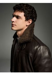 Reserved - Skórzana kurtka - ciemnobrązowy. Kolor: brązowy. Materiał: skóra #1