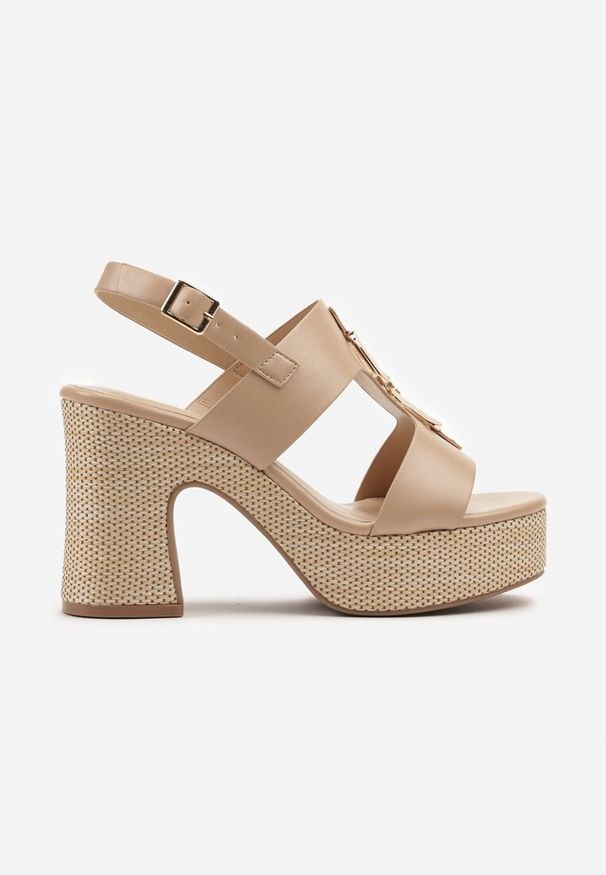 Born2be - Beżowe Sandały na Platformie i Obcasie Ozdobione Metaliczną Aplikacją Tosmella. Okazja: na spotkanie biznesowe, na randkę, do pracy. Nosek buta: otwarty. Zapięcie: sprzączka. Kolor: beżowy. Wzór: aplikacja. Sezon: lato. Obcas: na obcasie. Styl: biznesowy, klasyczny. Wysokość obcasa: średni